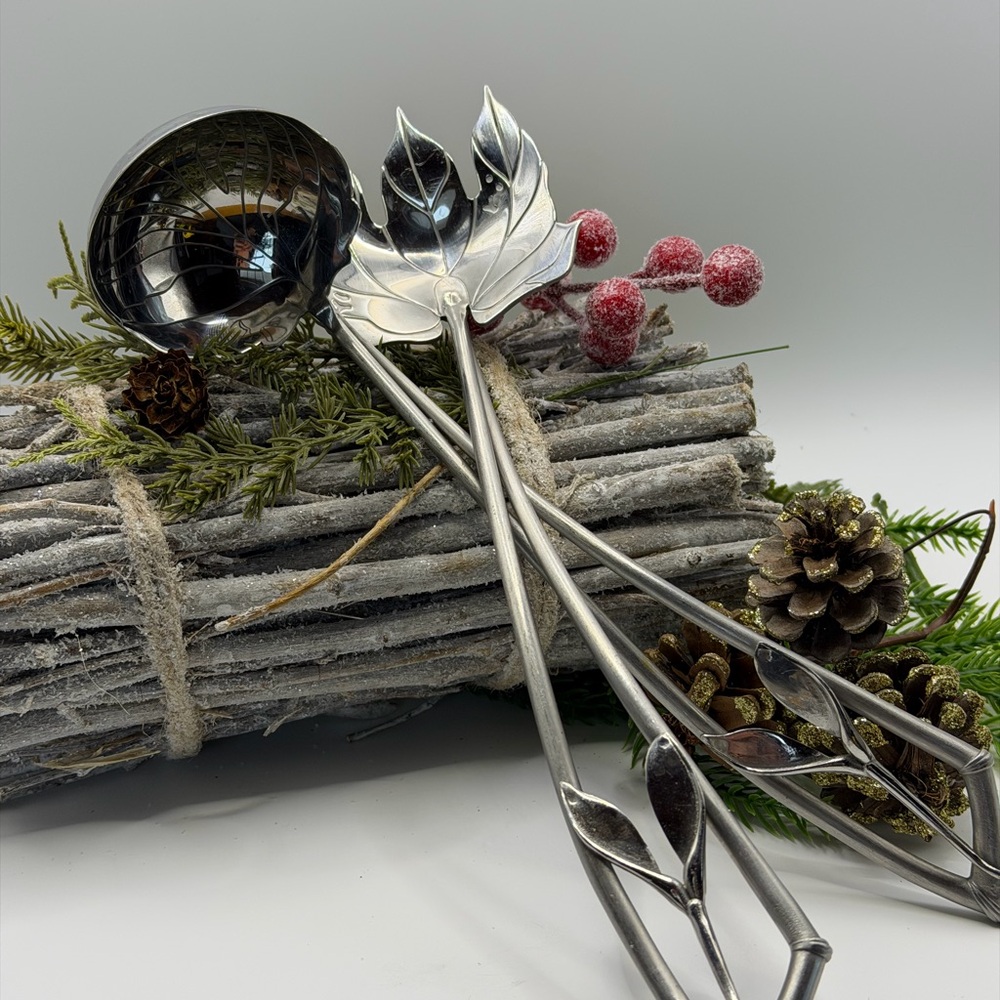 Elegant Silver Leaf Handle Serveware Set - Picture 7 of 12